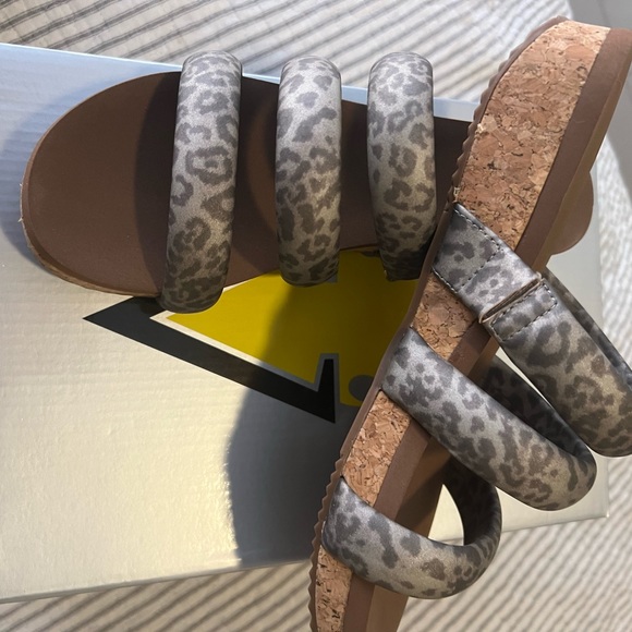 Votatile Sandal - Picture 2 of 3